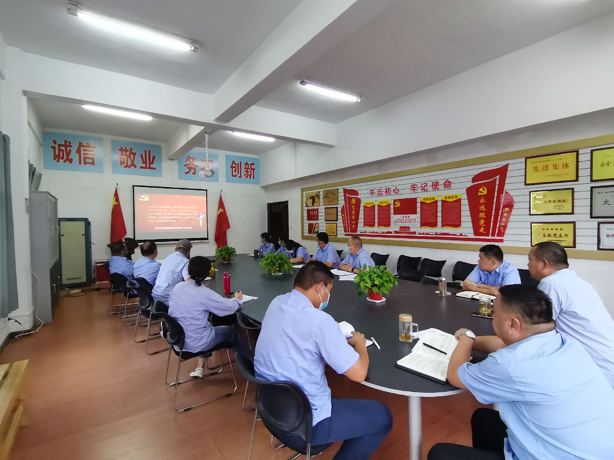 新區(qū)機關(guān)管理人員觀看宣傳視頻.jpg